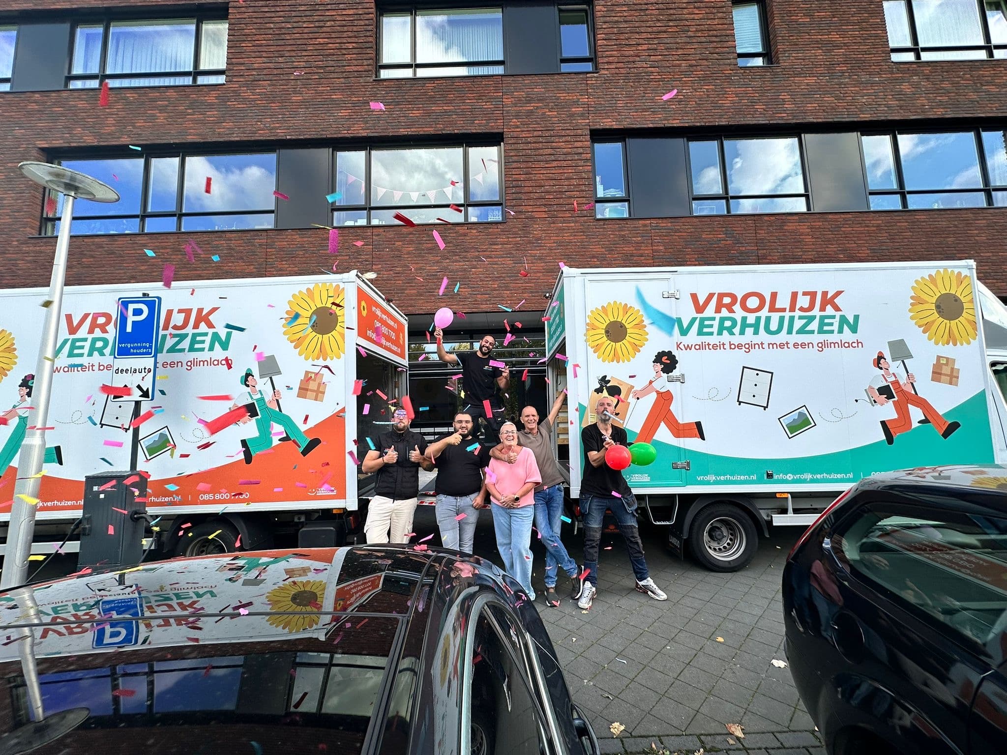 Verhuiscrew met klant in een regen van confetti