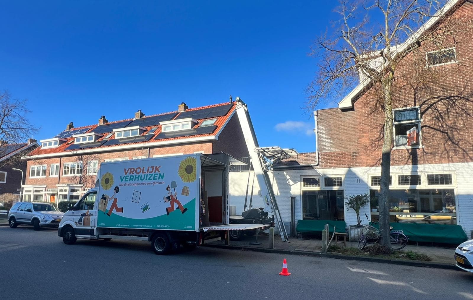 Vrolijk Verhuizen verhuislift bij een woonhuis