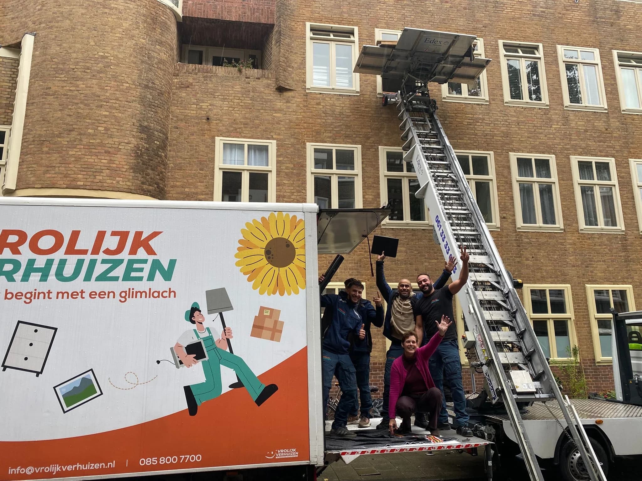 Verhuislift in gebruik met klanten erbij
