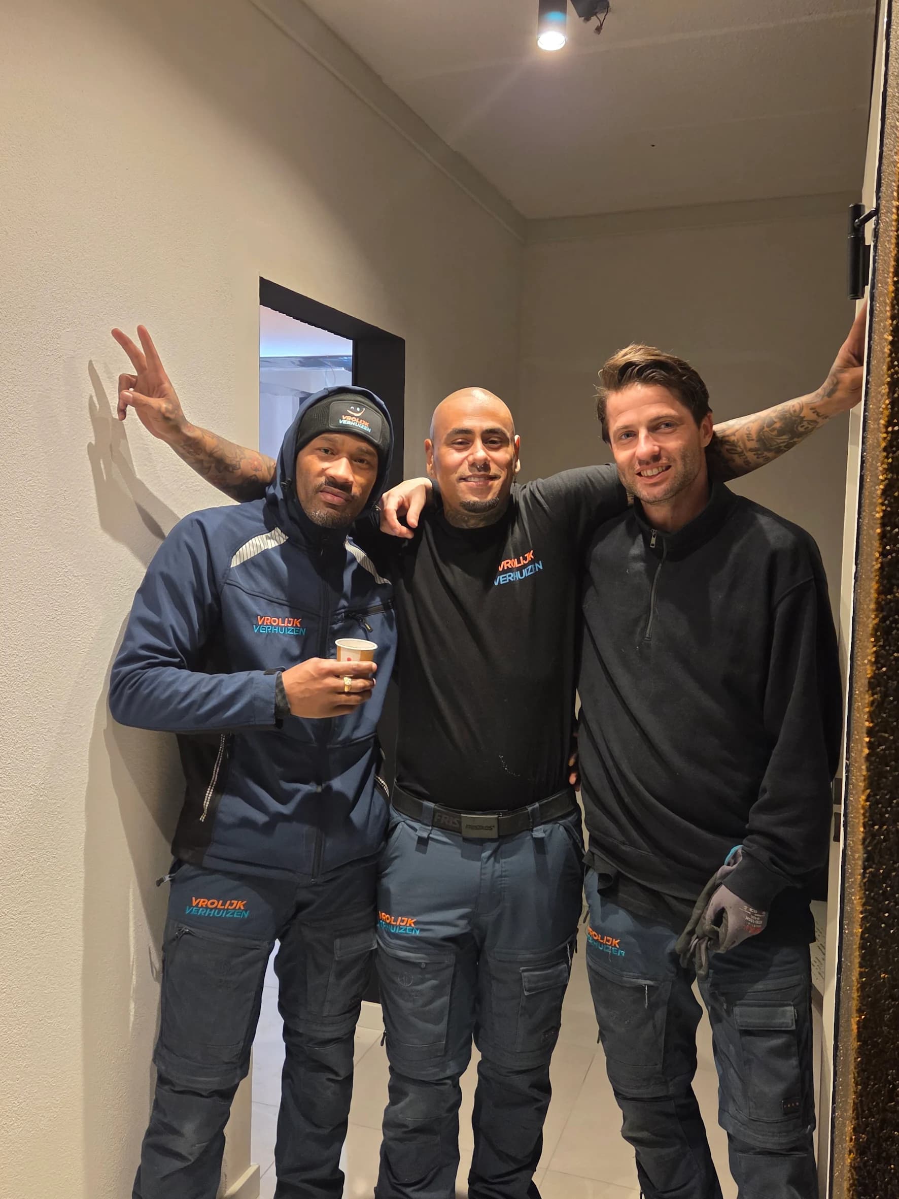 Drie Vrolijk Verhuizen crewleden in werkkleding klaar voor de klussen in huis