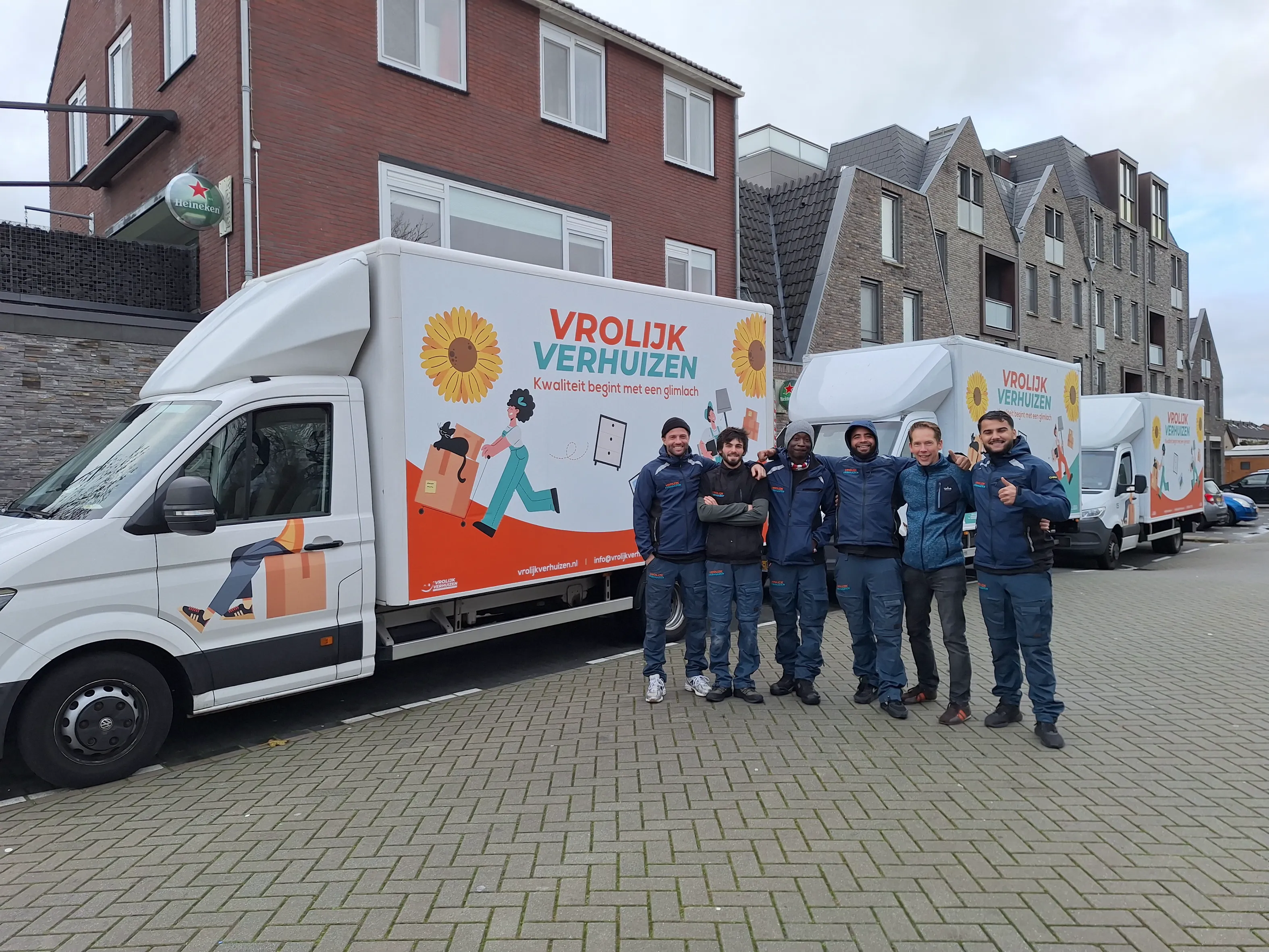Vrolijk Verhuizen crew en klant naast de bus onderweg