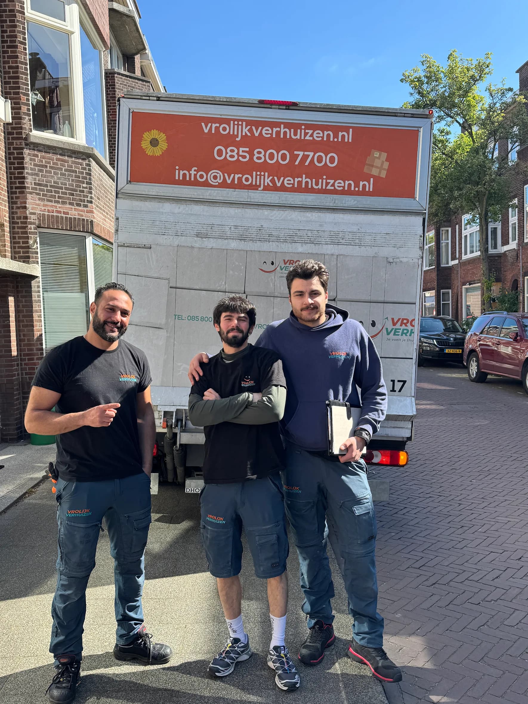 Crewleden achterop de bus