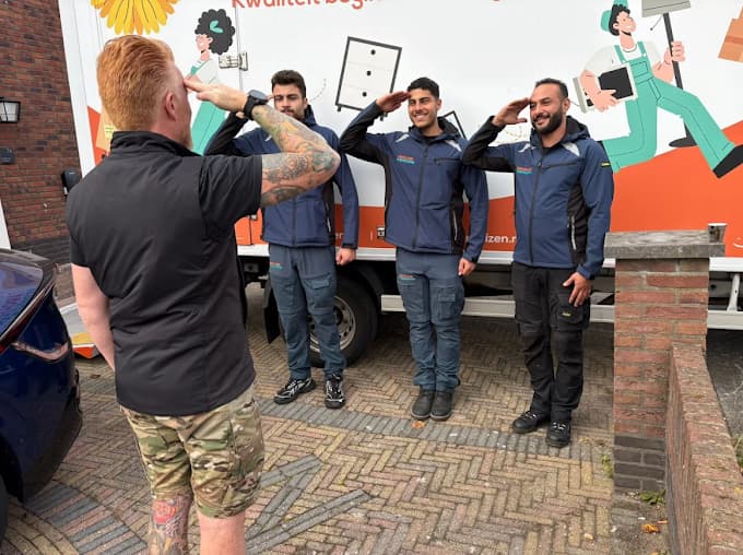 Vrolijk Verhuizen crew salueert in de bus