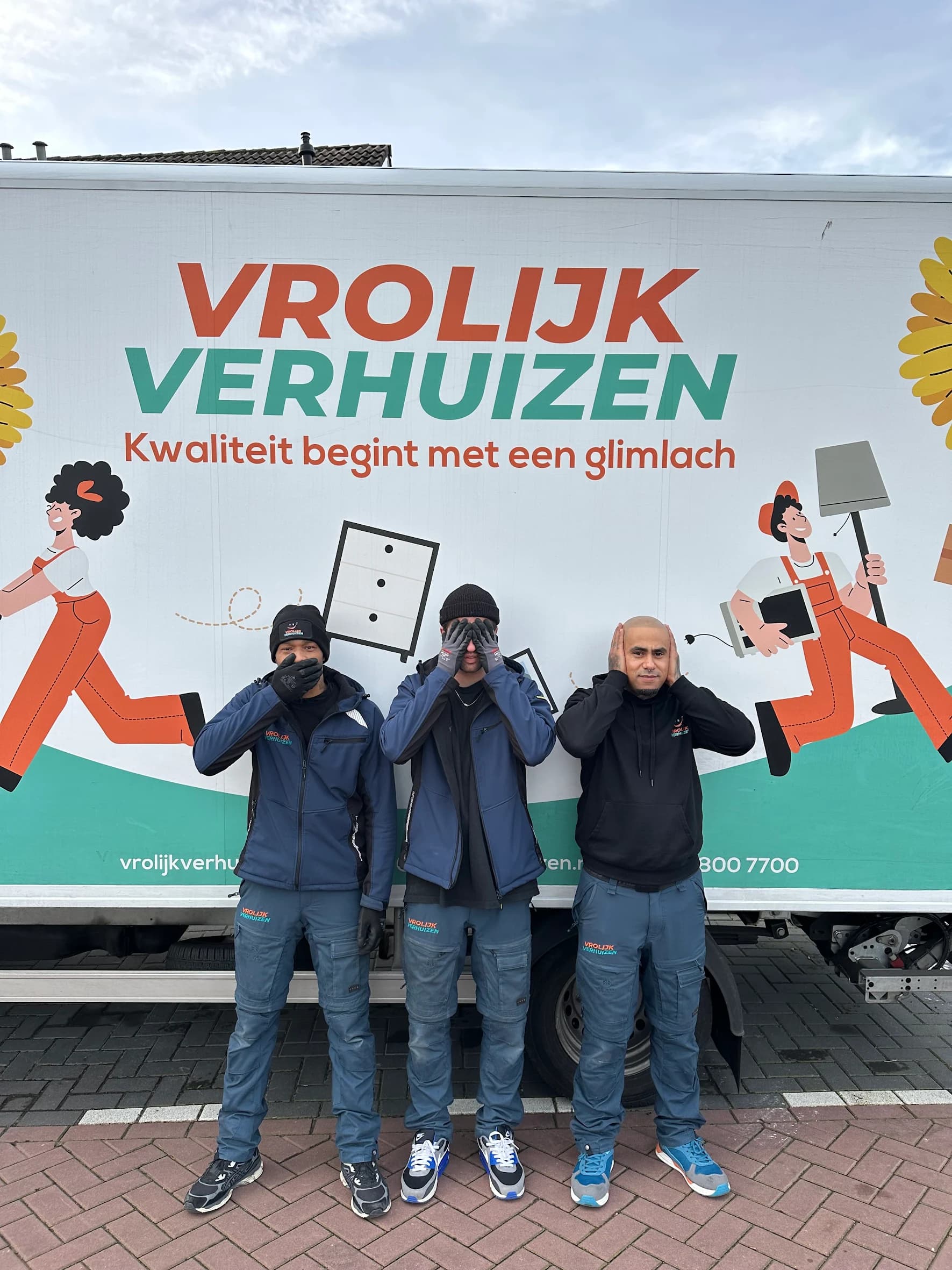 Drie Vrolijk Verhuizen crewleden voor de bedrijfsbus