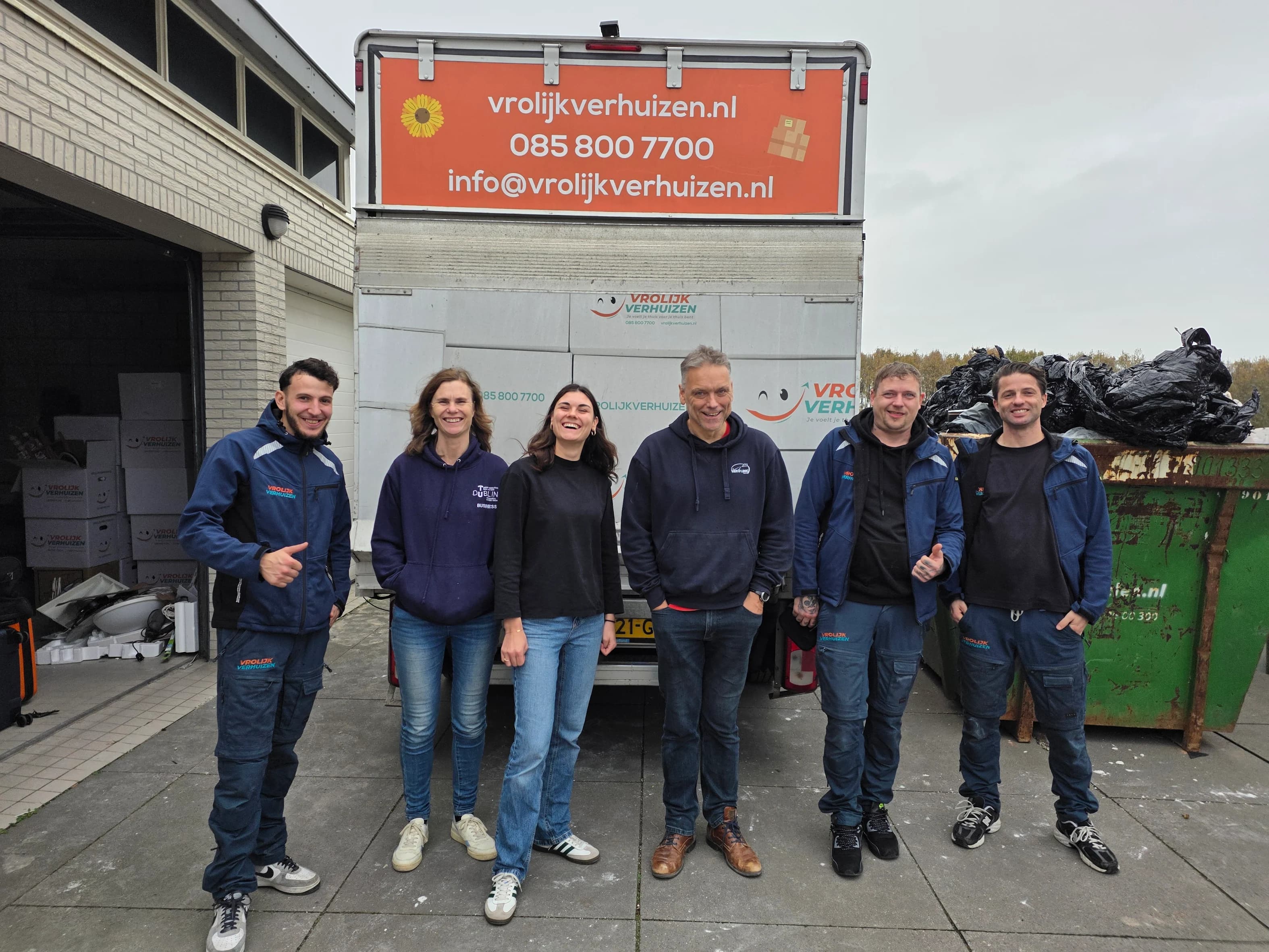 Vrolijk Verhuizen crew samen met tevreden klanten