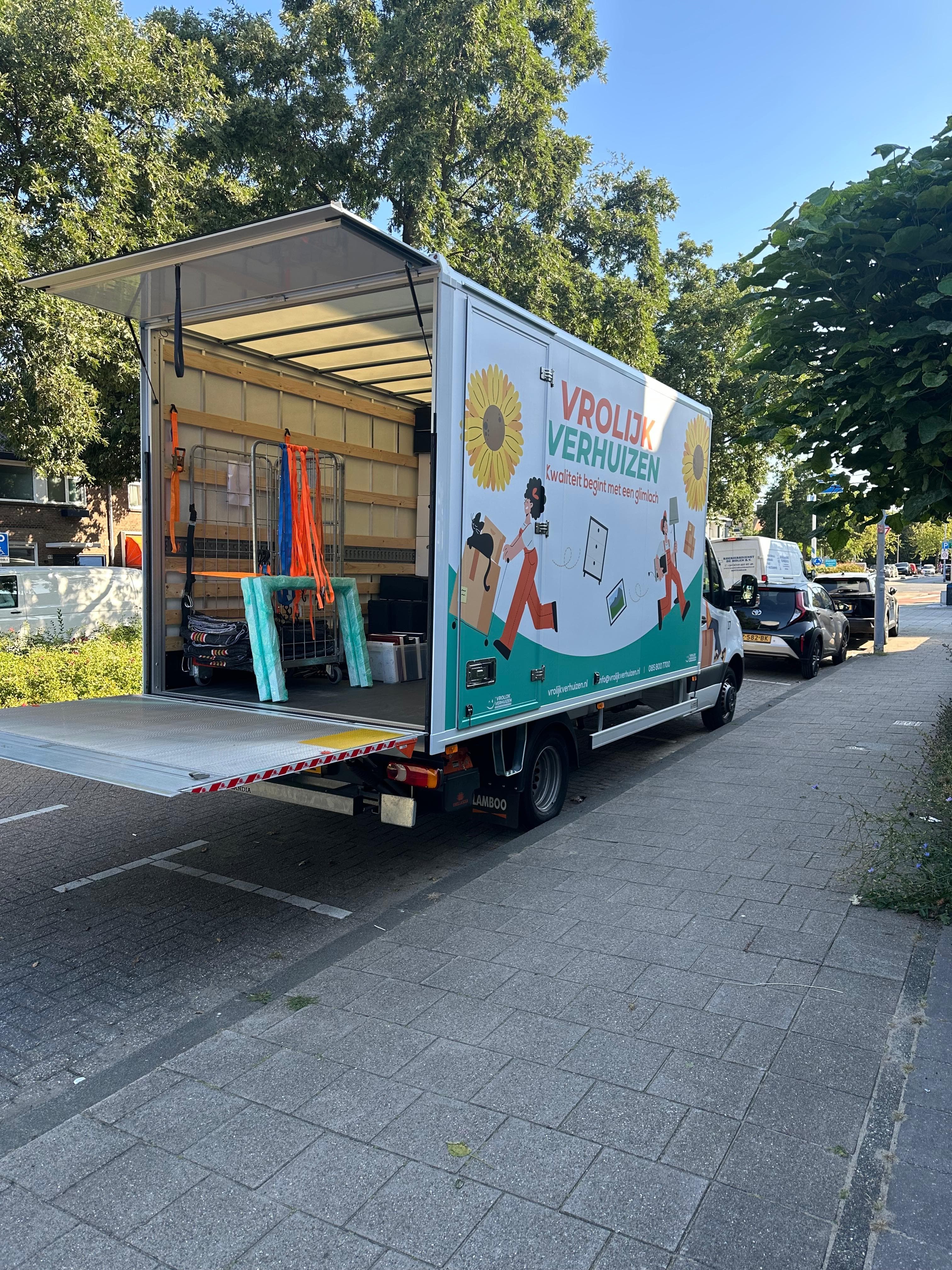 Volgeladen Vrolijk Verhuizen bus na een ontruiming